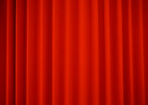 Czerwona kurtyna teatralna z aksamitu