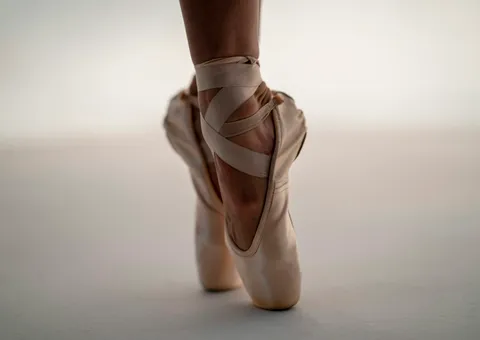 Zbliżenie na stopy tancerki w baletowych pointe shoes