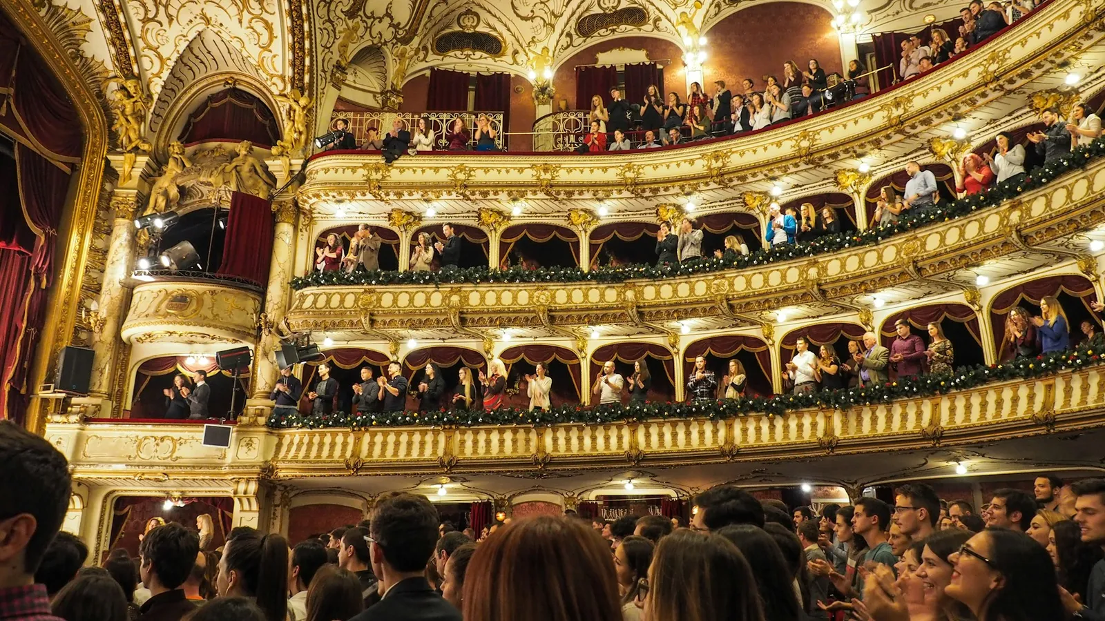 Wnętrze secesyjnego teatru z widownią i balkonami